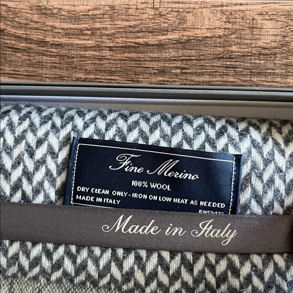 100% Merino wool gray and white chevron print scarf, NWT